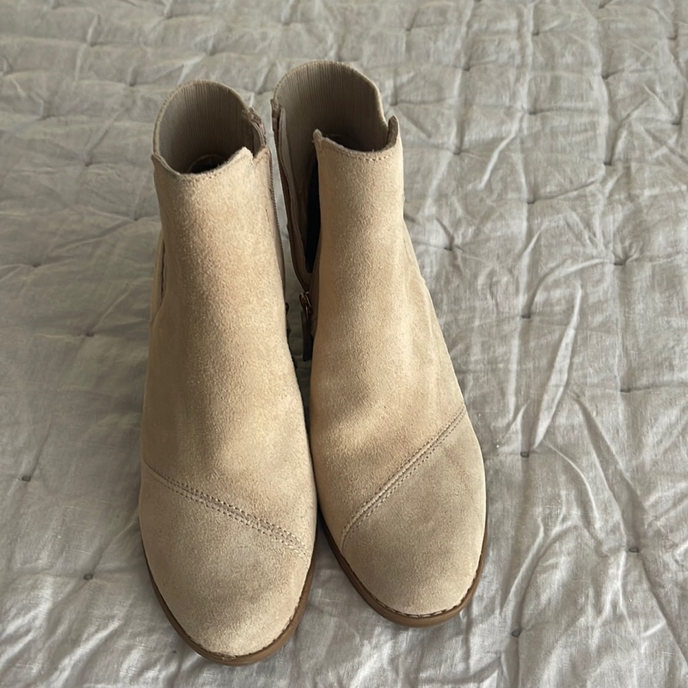 BRAND NEW Toms Sadie Boots